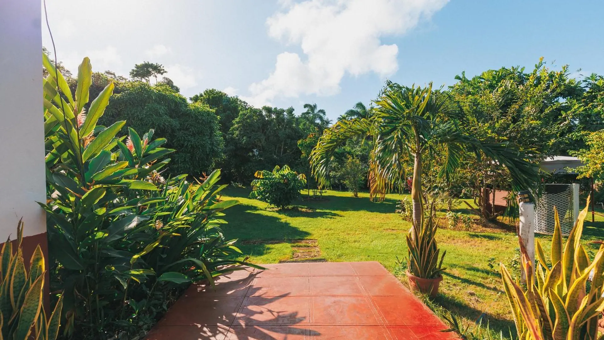 Boni Chateau Vacation Spot Is A One Bedroom Self-Contained Apartment For Travelers Needing To Be In Tune With Nature Discovery Bay